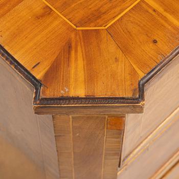 A Gustavian chest of drawers, late 18th century.