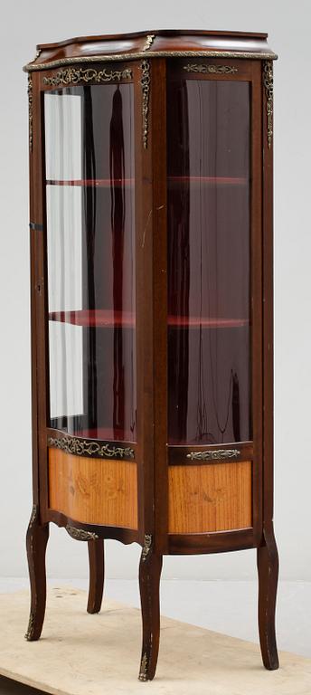 VITRINSKÅP, Louis XVI-stil, 1900-talets andra hälft.