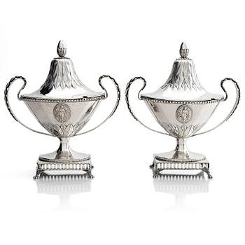 272. Gustaf Henrik Sidwall, sockerskålar med lock, ett par, silver, Norrköping 1793. Gustavianska.