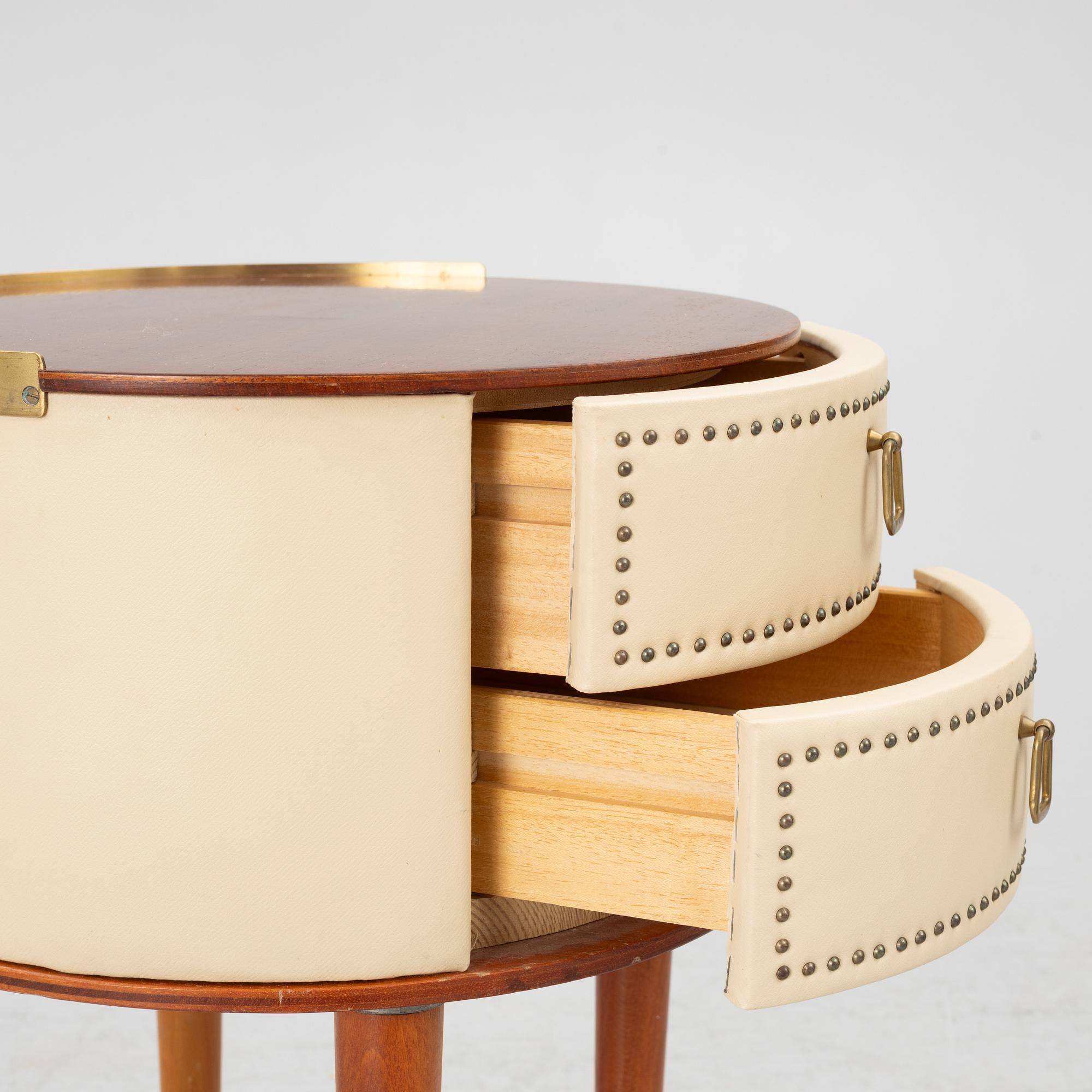 Sängbord, Halvdan Petterssons Möbelfabrik, Tibro, 1900-talets mitt.