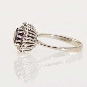 RING, 18K vitguld, violett safir, briljantslipade diamanter. Vikt ca 3,5 g.