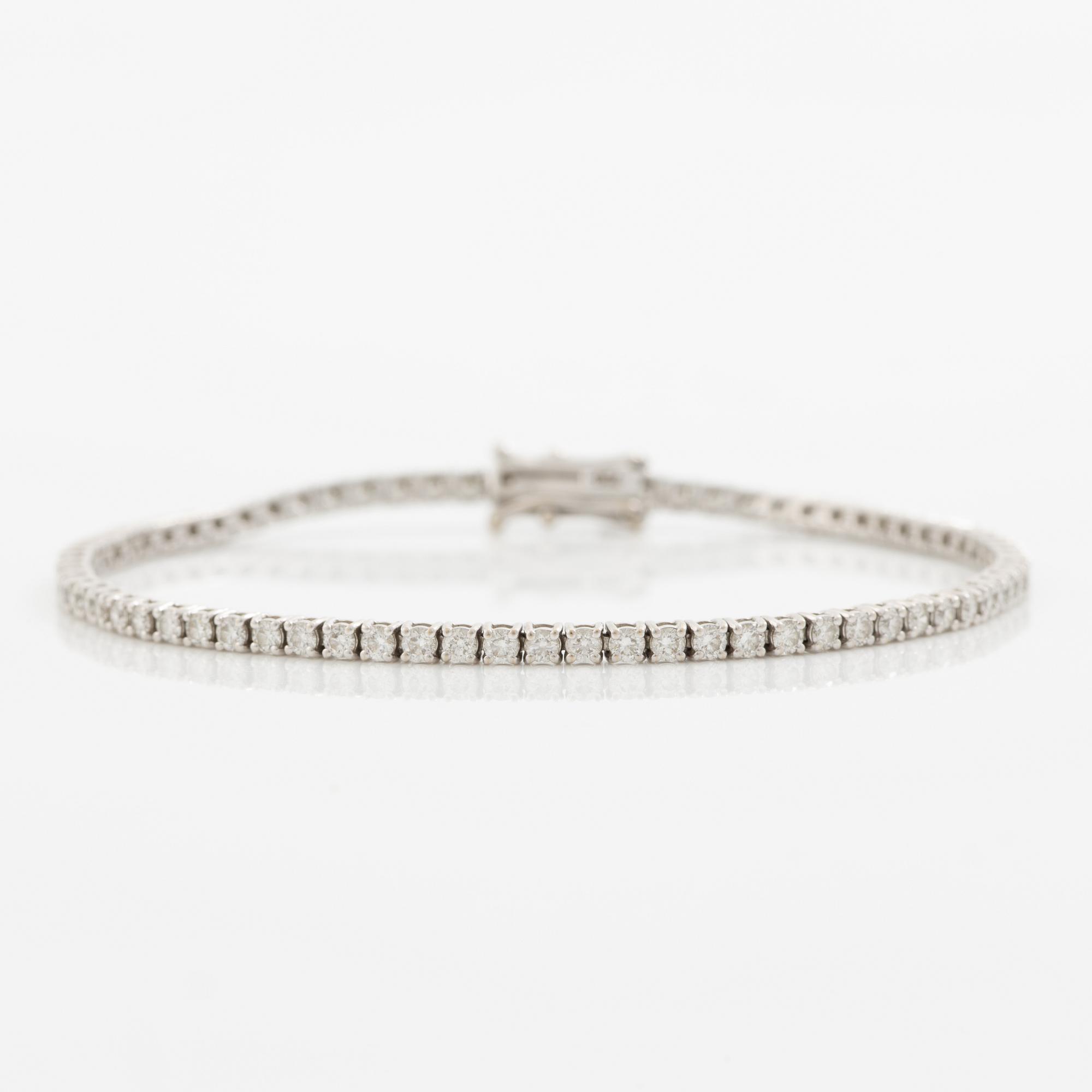 Tennis bracelet 18K white gold with round brilliant-cut diamonds.