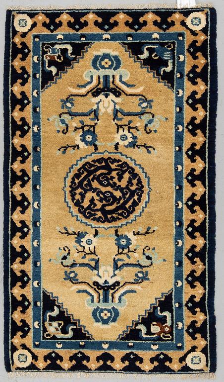 A SEMI-ANTIQUE CHINESE RUG, ca 103 x 60.