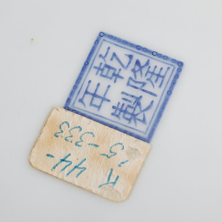A square enameled brushpot, 20th Century with Qianlong four characters mark in blue.
