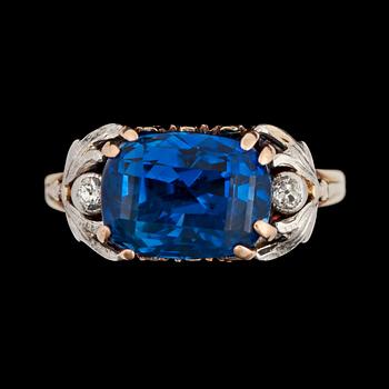 1092. A untreated sapphire, circa 5.10 cts, and old-cut diamond ring.