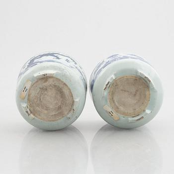 A pair of similar porcelain pots, China, Qing dynasty, 19th century.