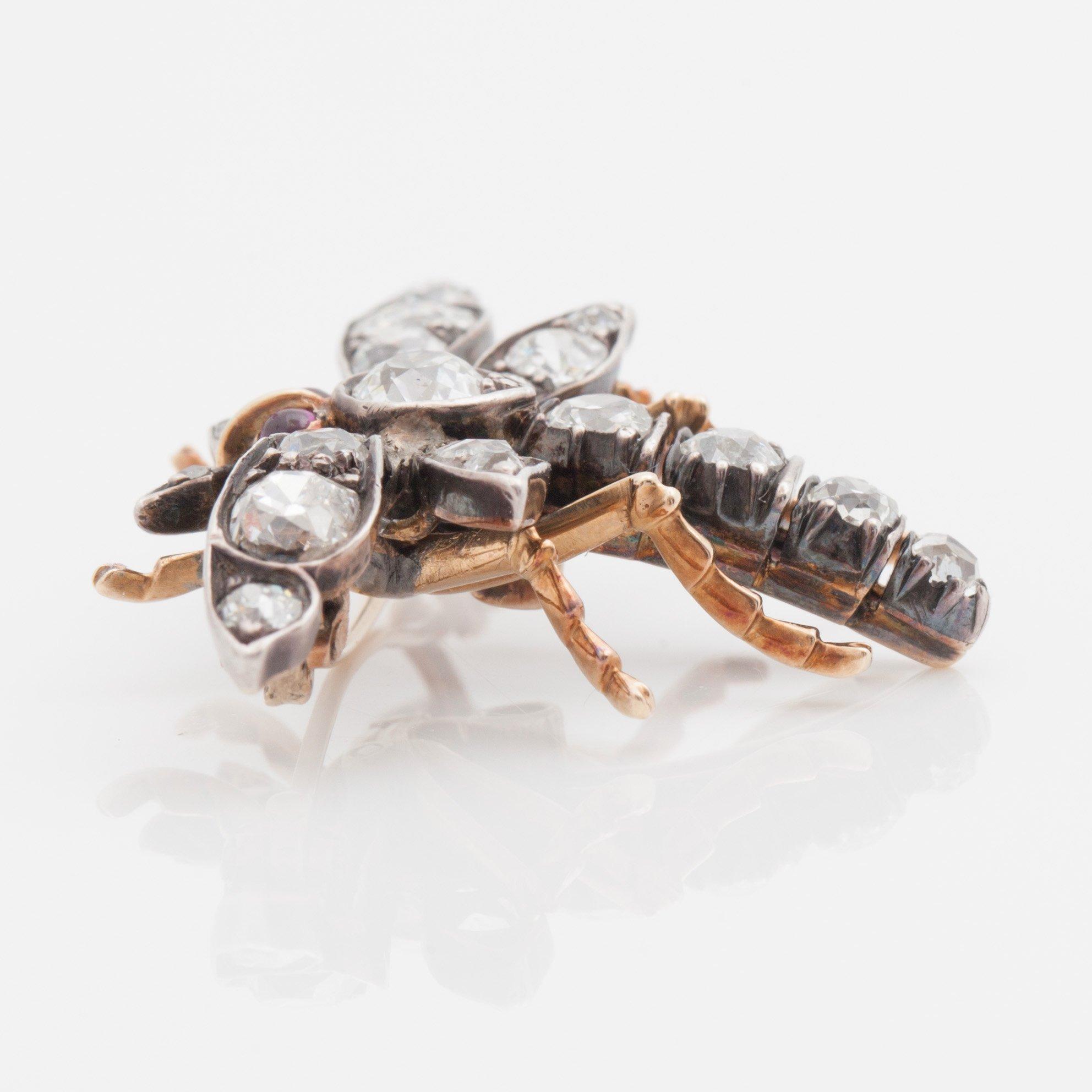 BROSCH med gammal- samt antikslipade diamanter och rubiner, i form av en fluga. Diamanter totalt ca 2.00 ct.