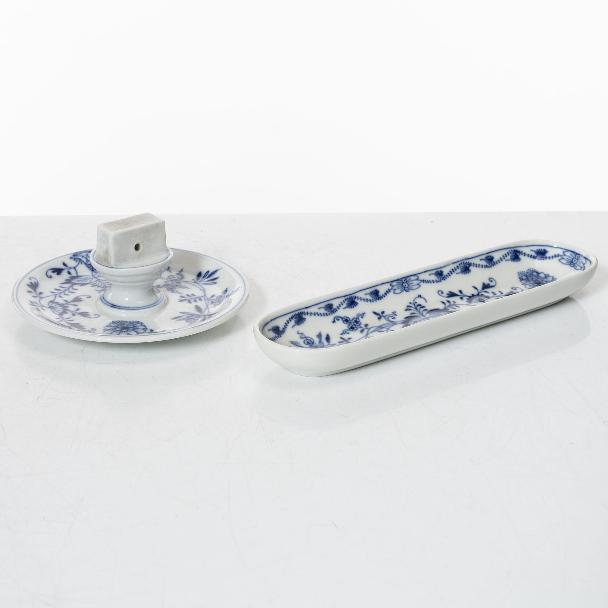 Meissen, a set of nineteen porcelain parts, 'Zwiebelmuster/Blue Onion', Germany.