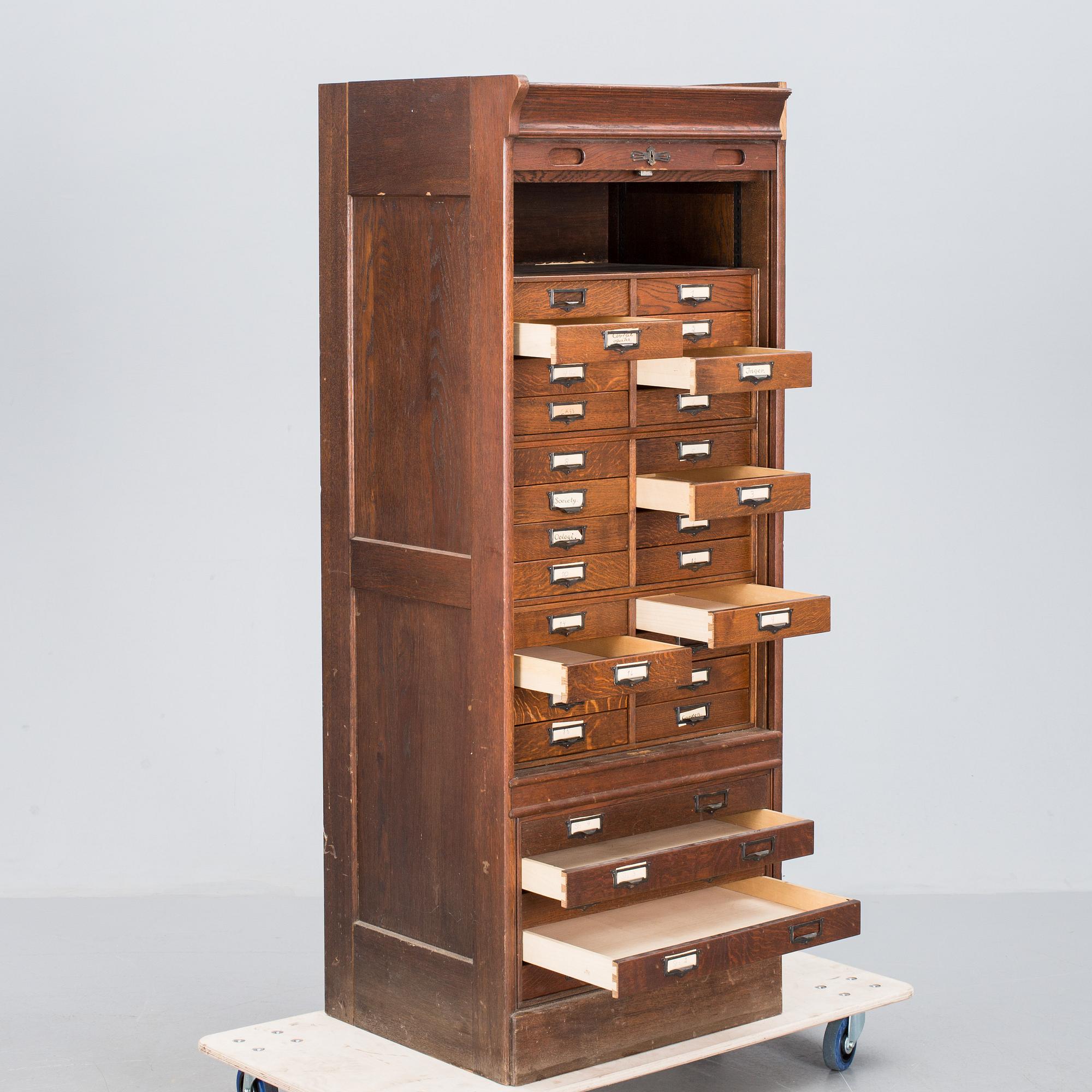 ARKIVSKÅP med jalusi, betsat trä. 1900-talets flrsta hälft.