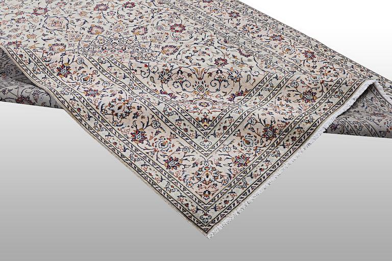 A carpet, Kashan, ca 305 x 198 cm.
