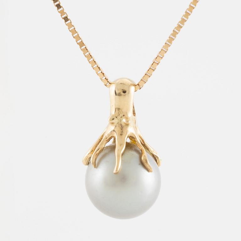 Necklace, gold with grey-toned pearl.