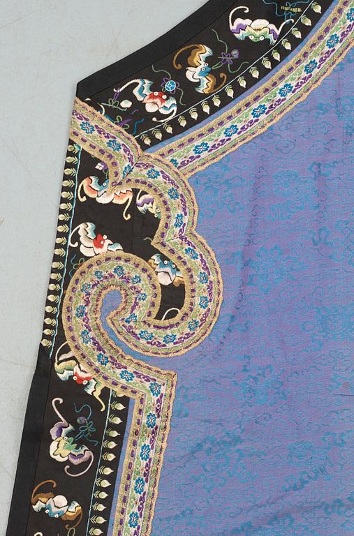 A CHINESE VEST, silk. Height 140 cm. Around 1900.