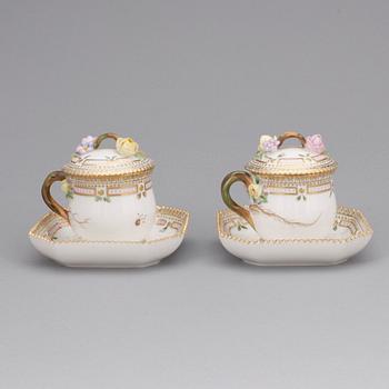 CREMEKOPPAR MED FAT, ett par, porslin, "Flora Danica", Royal Copenhagen.