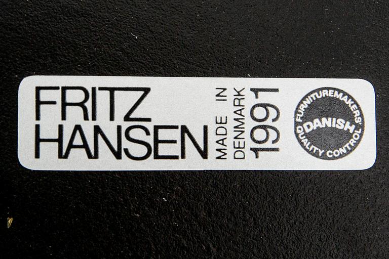 Arne Jacobsen, stolar ett par "Myran" för Fritz Hansen 1991.
