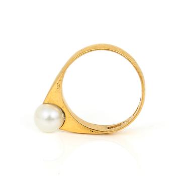 RING, 23K guld med odlad pärla, Carl Fredrik Widmark, Köping, 1901. Total vikt ca 7,04 g.