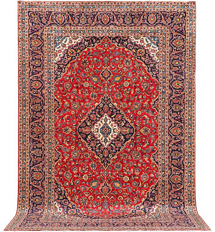 A carpet, Kashan, ca 390 x 243 cm.