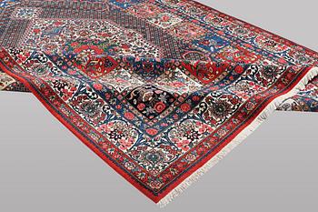 A carpet, Bakhtiari Saman, ca 360 x 252 cm.