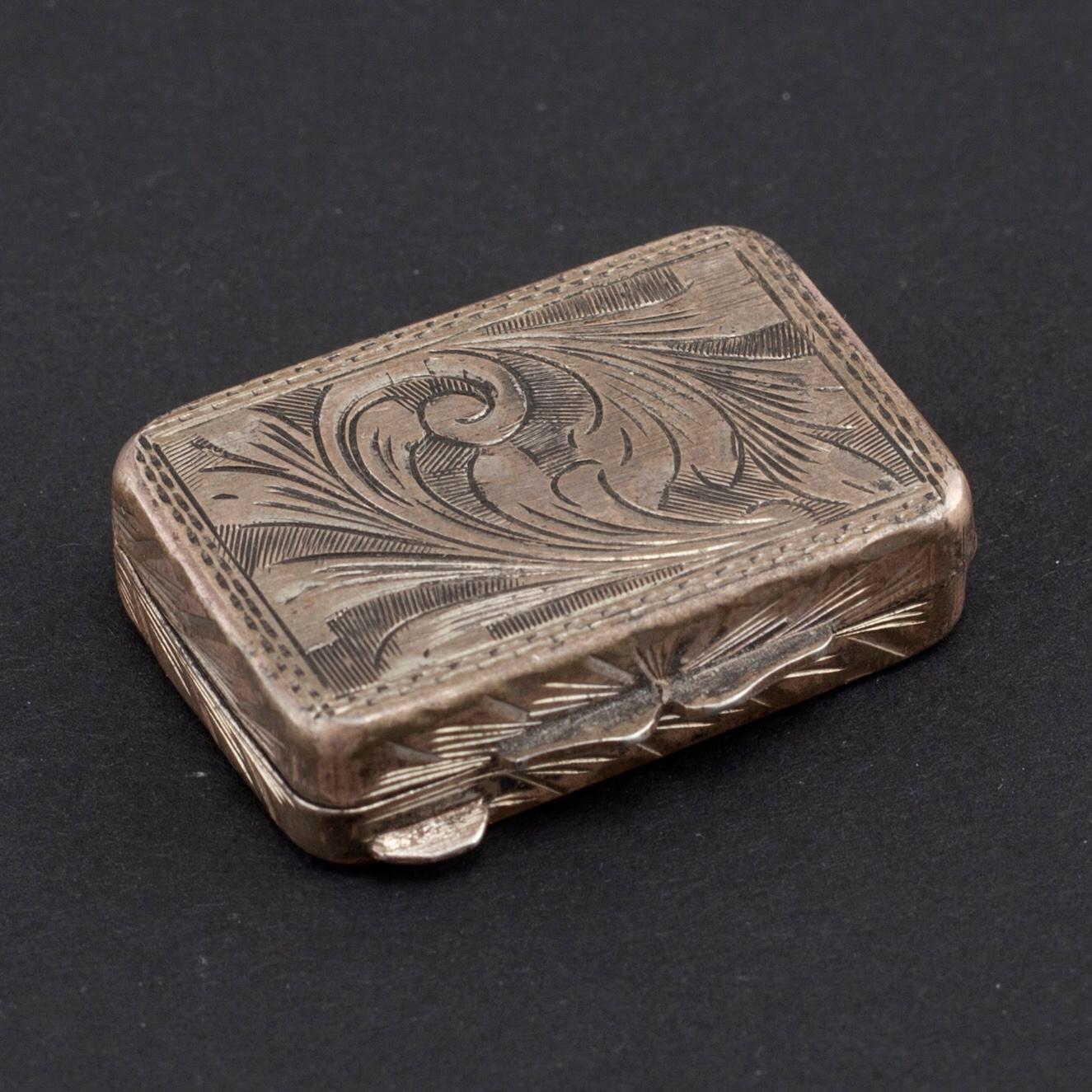 A cigarette case and a small box in silver, first half of the 20th century. Total weight 155 g.