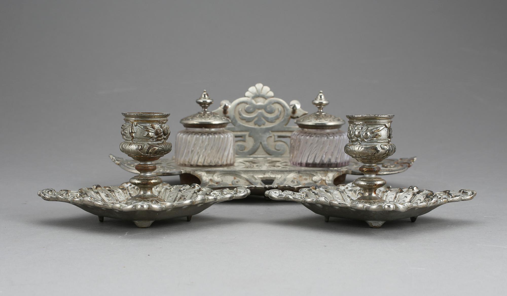 SKRIVBORDSUPPSATS, 3 delar, förnicklat gjutjärn, Jernbolaget Eskilstuna, tidigt 1900-tal.