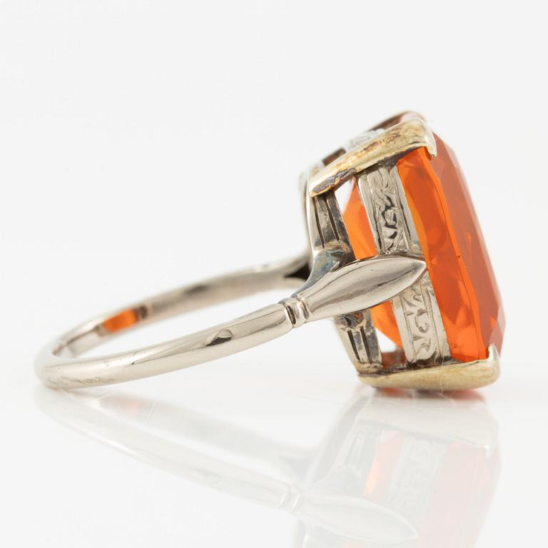 Ring 18K white gold set with a faceted fire opal.