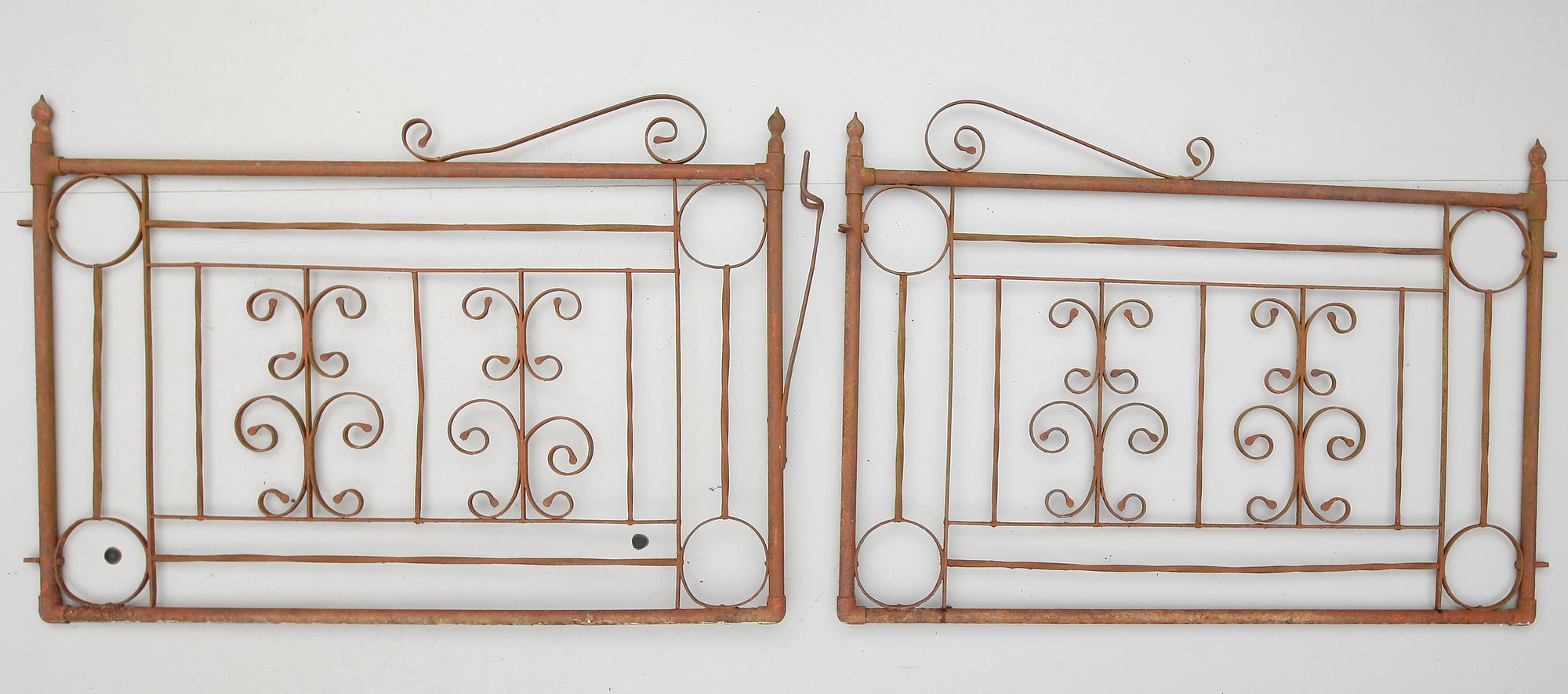 GRINDAR, 1 par, smide, 1900-talets första hälft.