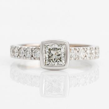 Ring in 14K gold with a princess cut diamond and round brilliant cut diamonds.