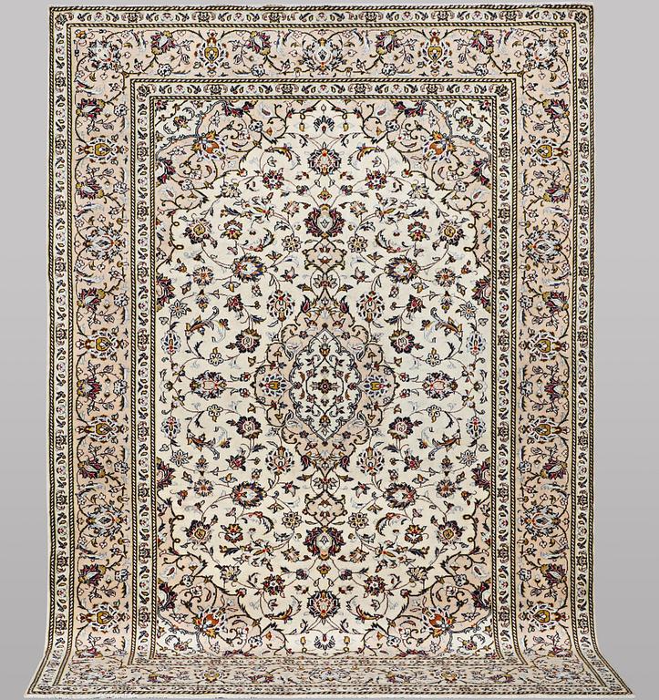 A carpet, Kashan, ca 298 x 197 cm.