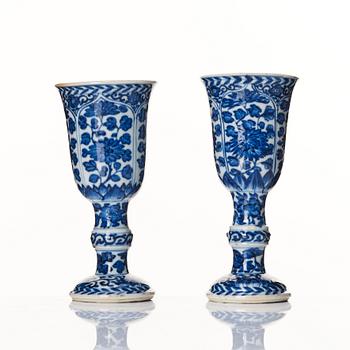 A pair of blue and white goblets, Qing dynasty, Kangxi (1662-1722).