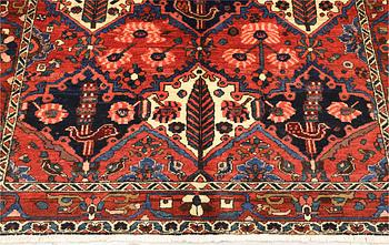 A semi-antique Bakhtiari rug, approx. 206 x 148 cm.