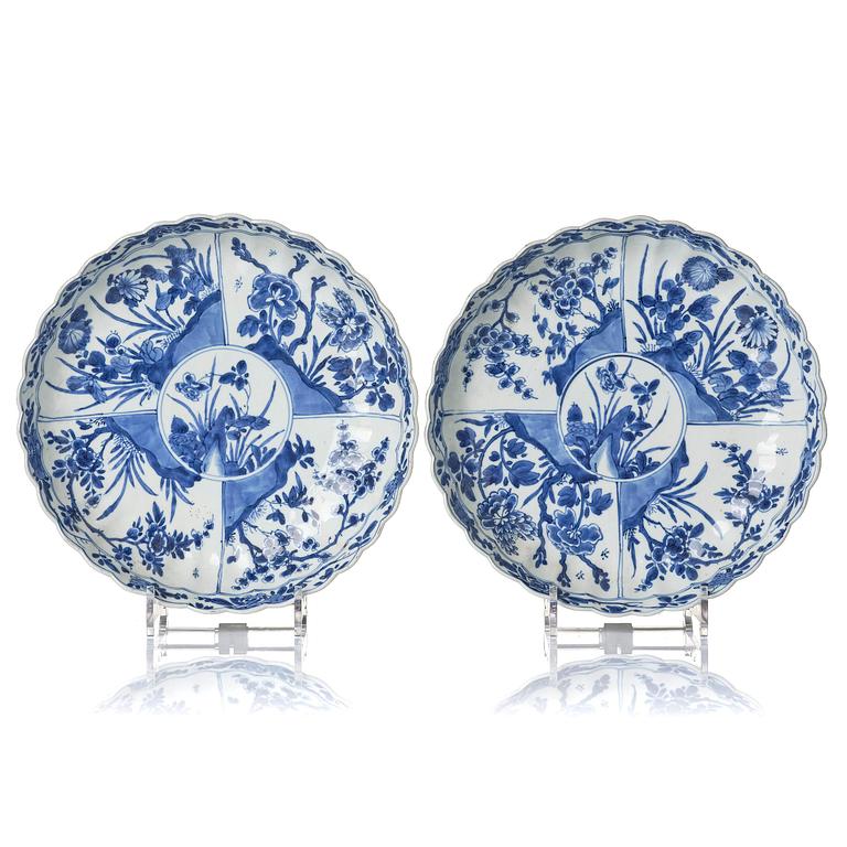 A pair of blue and white 'floral' dishes, Qing dynasty, Kangxi (1662-1722).
