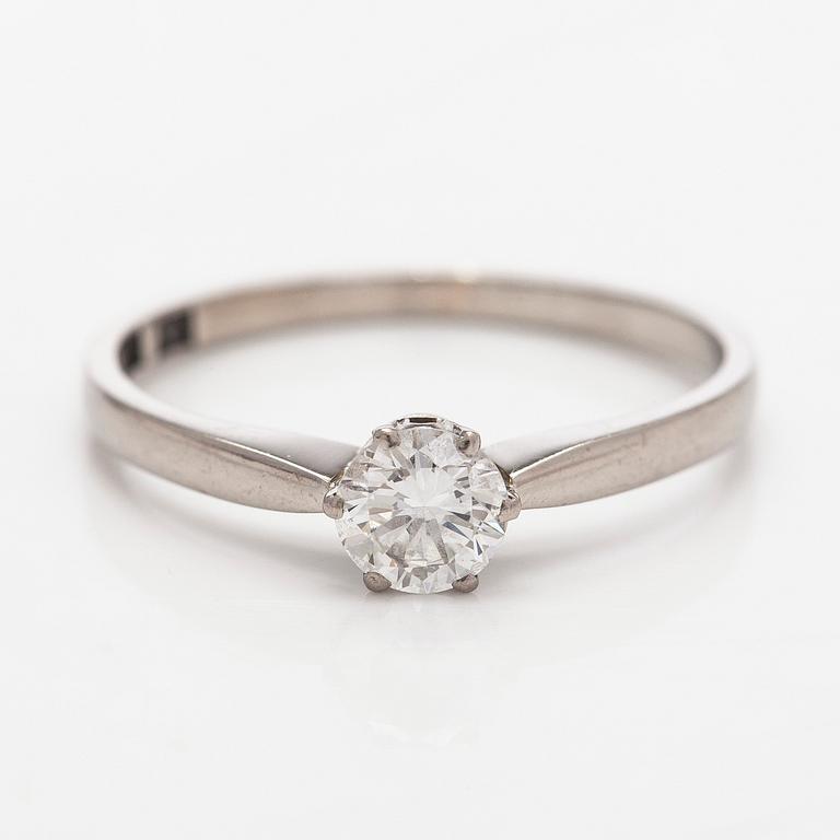 W.A. Bolin, sormus, 18K valkokultaa ja briljanttihiottu timantti.