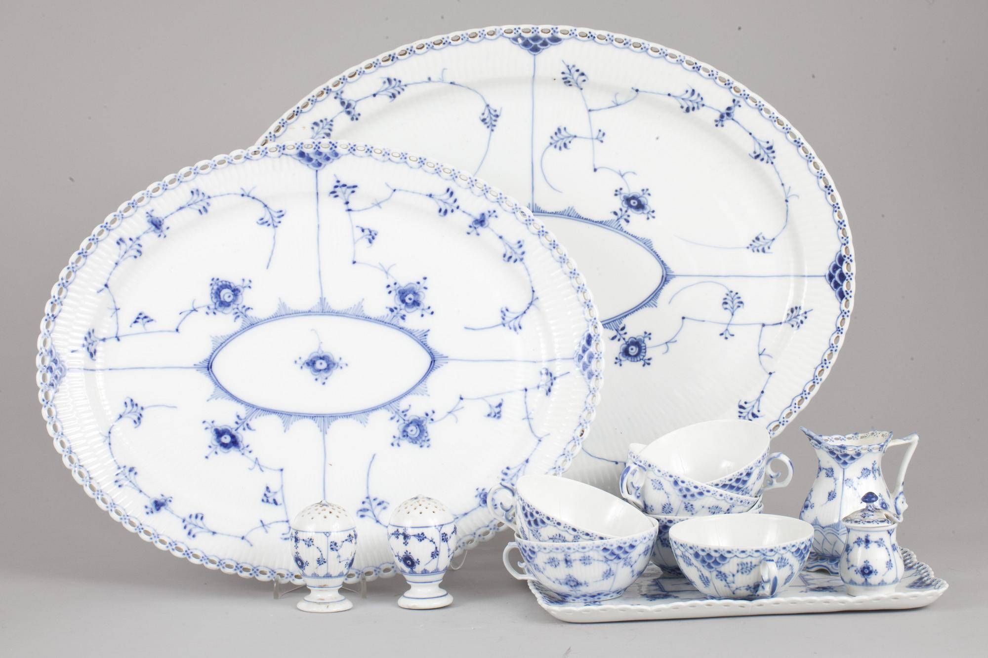 SERVISDELAR, porslin. 53+7 delar. "Musselmalet" Royal Copenhagen och Bing & Gröndahl, 1900-tal.