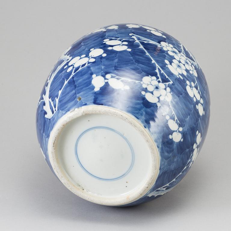 A large blue and white jar, Qing dynasty, 19th Century.