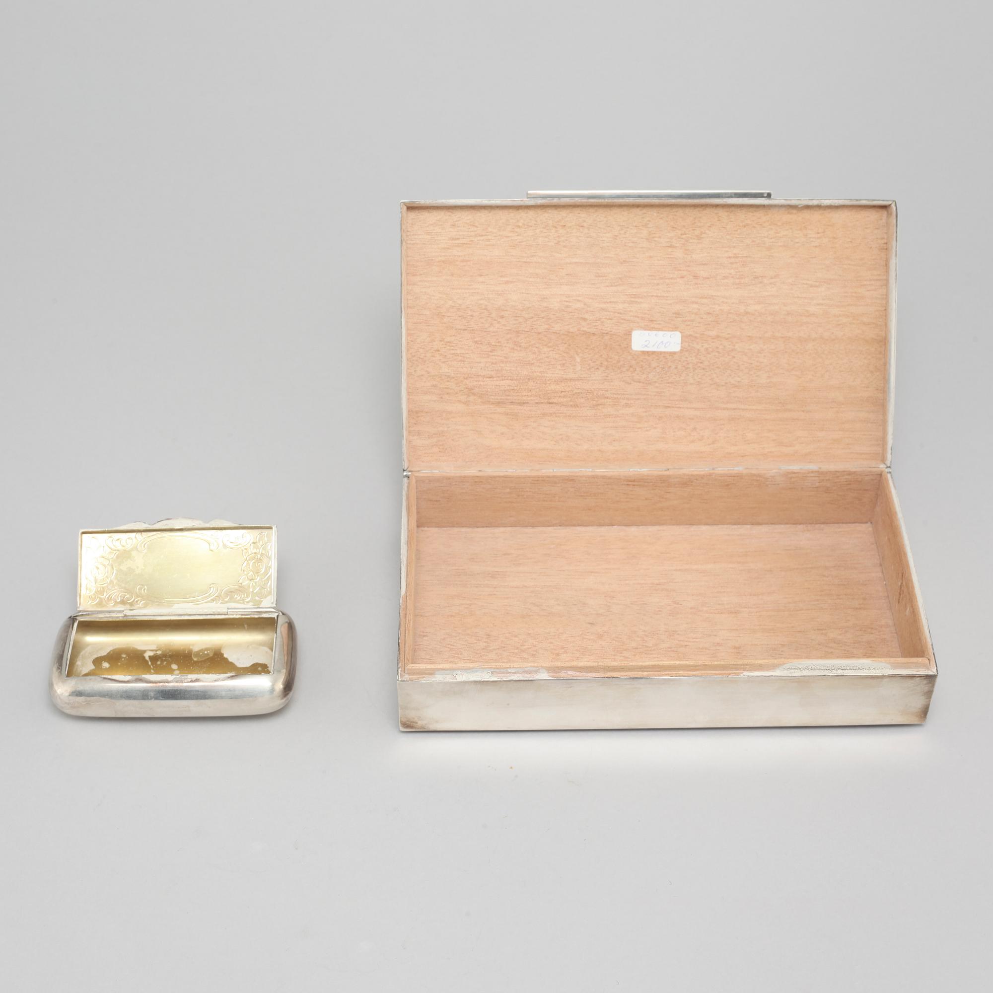 A silver box and a snuffbox, partly C G Hallberg in Stockholm, 1960.