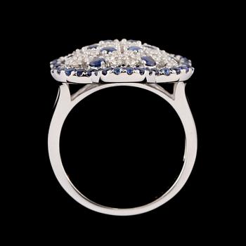 RING, 18k vitguld med 49 briljantslipade diamanter, tot 0.59 ct samt 54 blå safirer, tot 1.21 ct. Vikt 6 g.