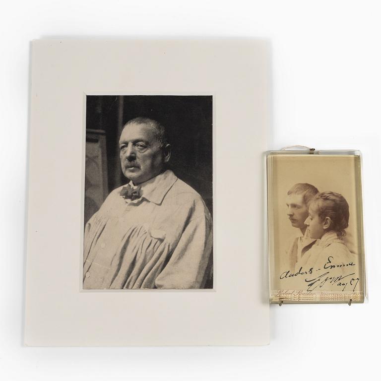 Anders Zorn, Egenhändigt signerat kort, porträttbild, samt signerat fotografi.