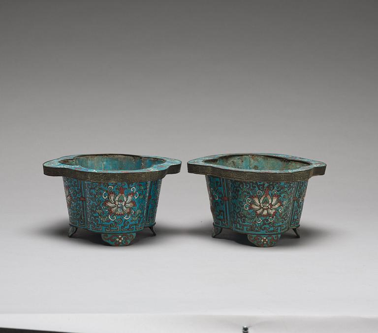 KRUKOR, cloisonné, ett par. Qingdynastin, 1800-tal.