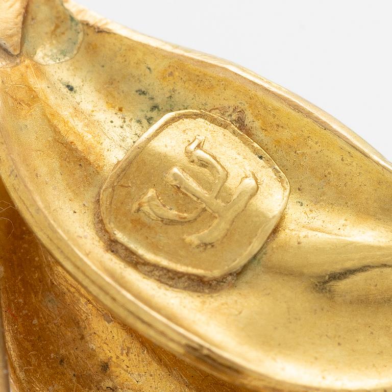 Brosch, 18K guld i form av blomma med cabochonslipad safir.