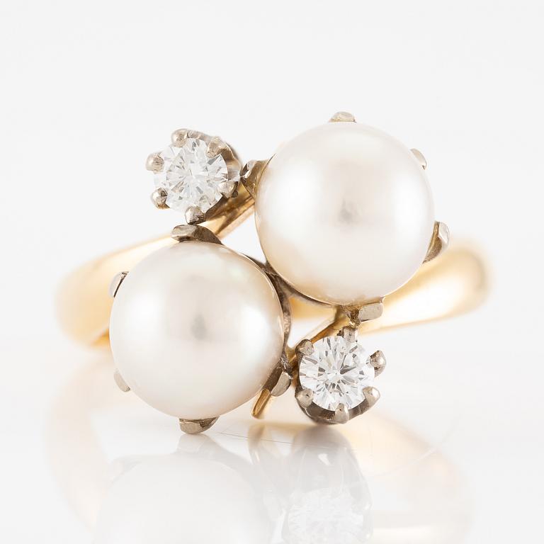 Ring in 18K gold with a cultured pearl and round brilliant-cut diamonds.