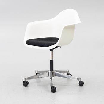 Charles & Ray Eames, skrivbordsstol, "Plastic Chair PACC", Vitra, 2010.