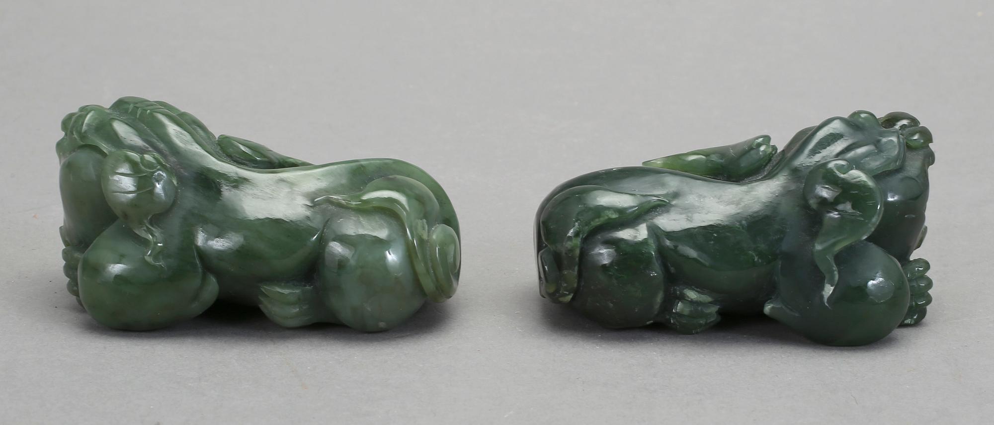 FIGURINER, ett par, troligen nefrit, Kina.