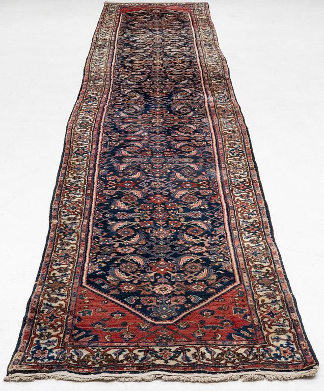 A Hamadan runner carpet, c. 537 x 98 cm.