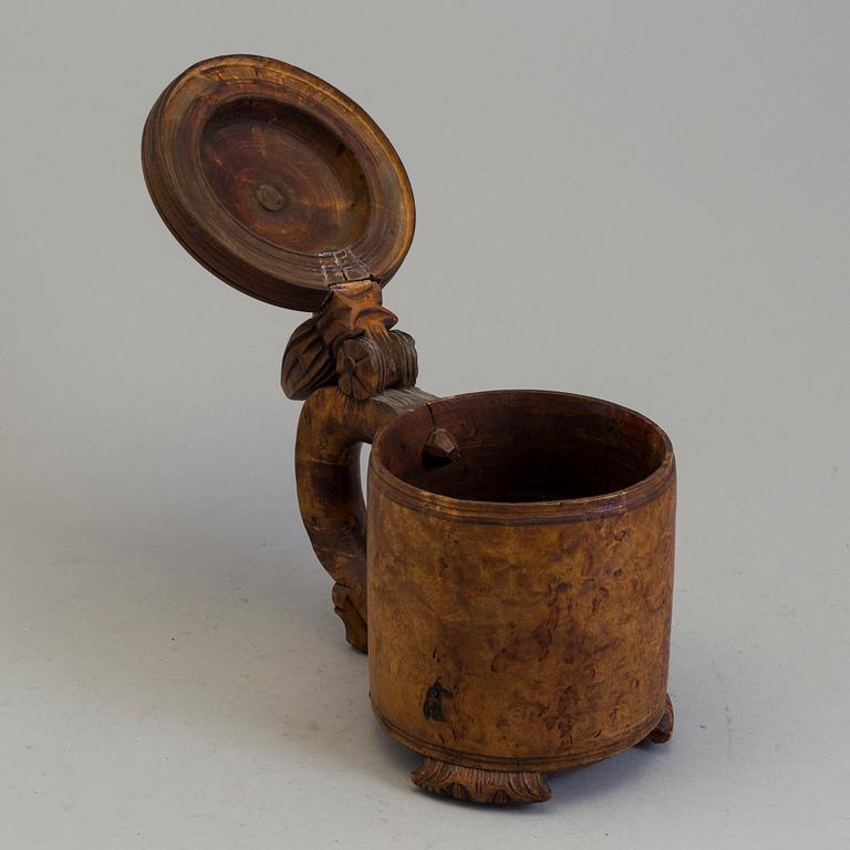 AN 18TH CENTURY BIRCH NORWEGIAN TANKARD.