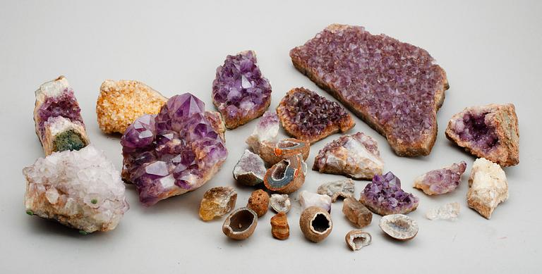 SAMLING, stenar bla råametister.