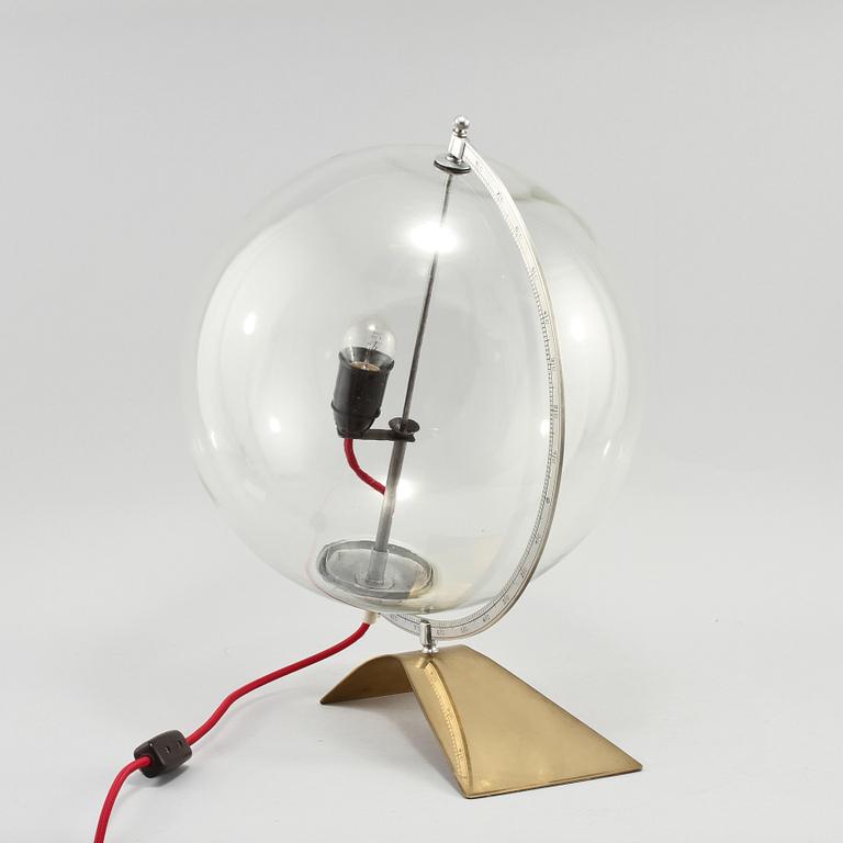 BORDSLAMPA, i form av jordglob, 1959.
