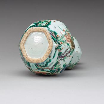 A famille verte calabash shaped vase, late Qing dynasty / early Republic.