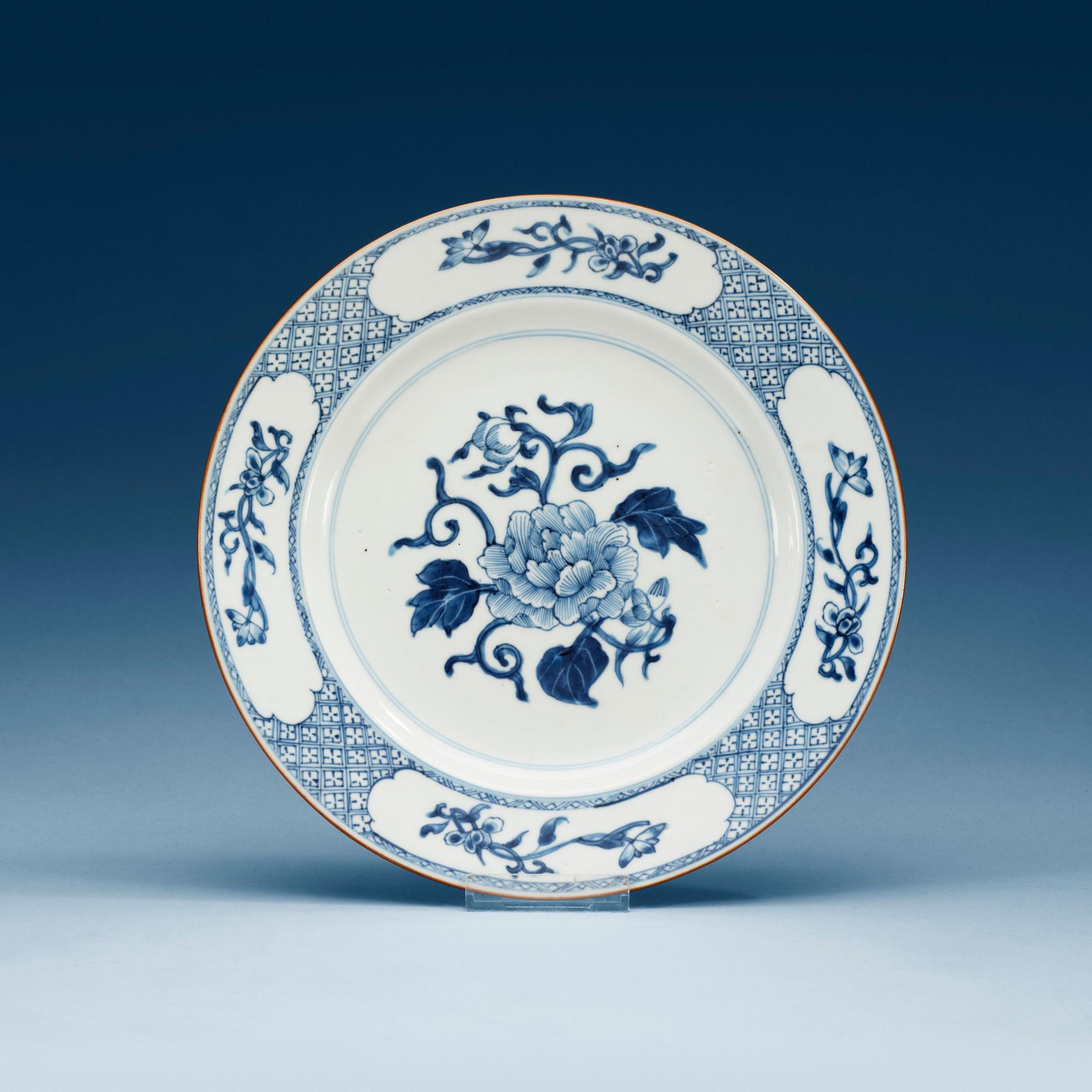 A set of 16 large blue and white dinner plates, Qing dynasti, first half of 18th Century.