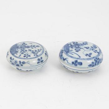 Two Chinese blue and white porcelain boxes with cover, Qing dynasty, Kangxi 1664-1722).