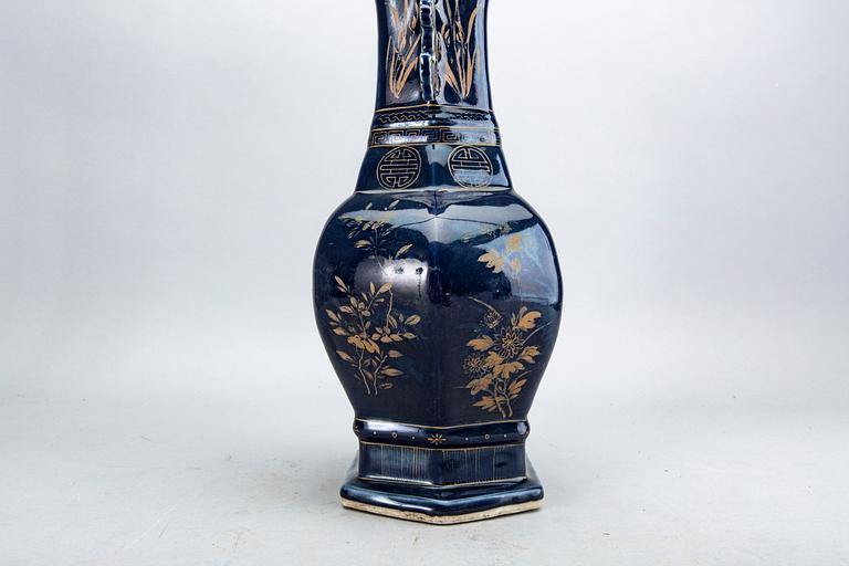 A blue vase, Qing dynasty, 19th Century.