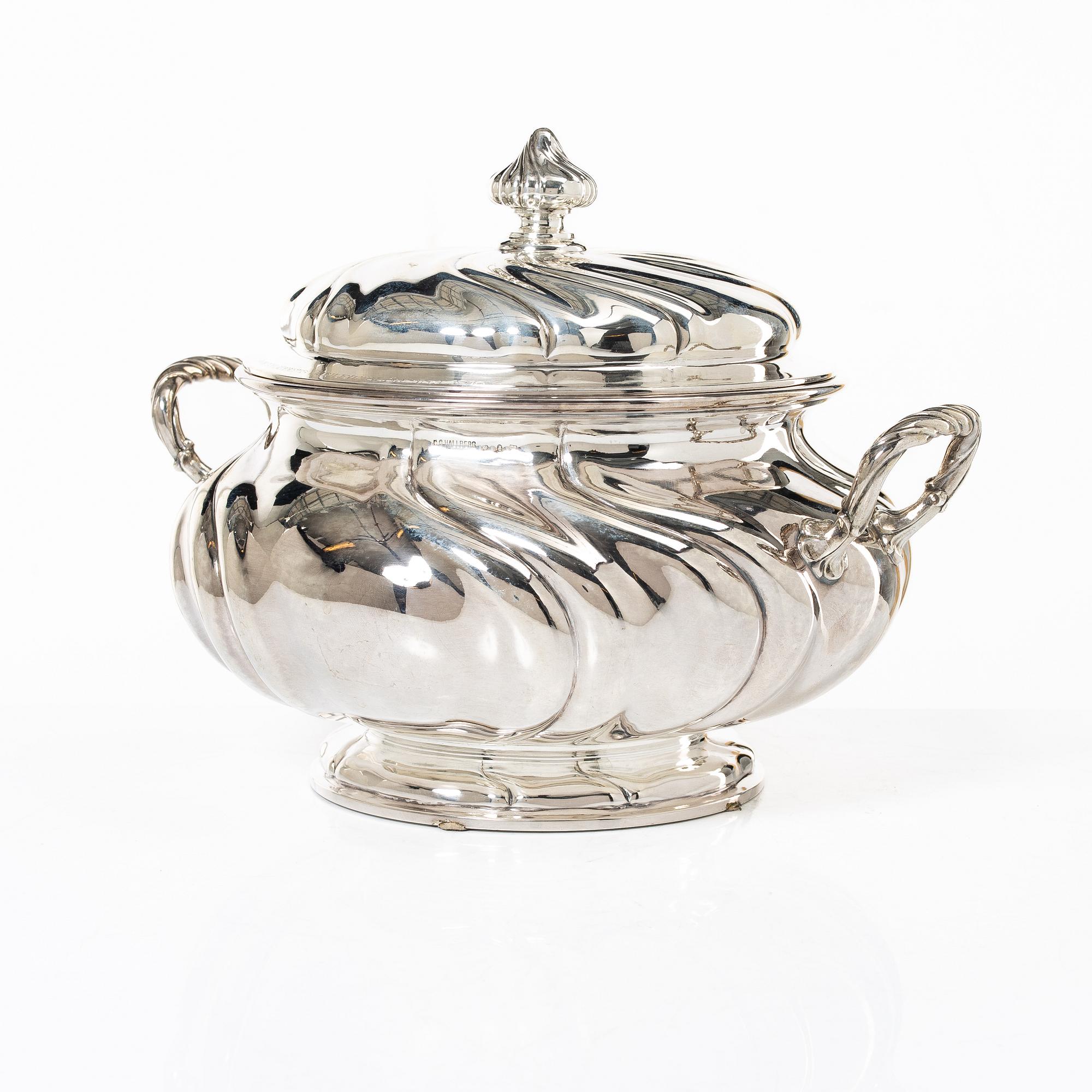 C.G. Hallberg, Terrin med lock, silver, rokokostil, Stockholm 1910.